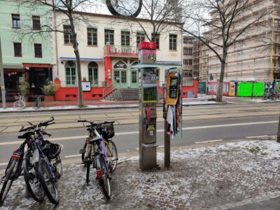 Eine Telefonsäule auf der Karl-Heine-Straße in Leipzig.