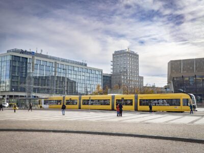 Eine Straßenbahn der Leipziger Verkehrsbetriebe auf dem Augustusplatz. (Foto: Leipziger Gruppe)