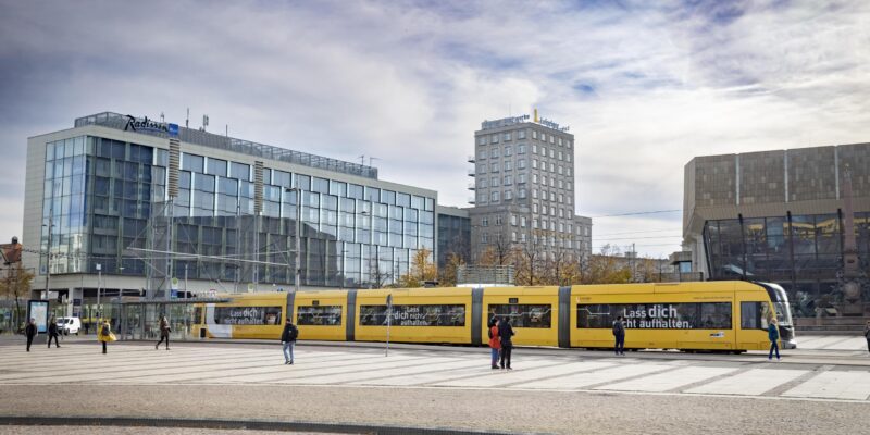 Eine Straßenbahn der Leipziger Verkehrsbetriebe auf dem Augustusplatz. (Foto: Leipziger Gruppe)