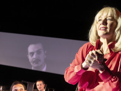 Sandra Hüller im Theaterstück „Würgeengel. Popsongs und Psalmen“ (Foto: Armin Smailovic)