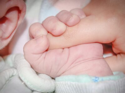 Die Hand eines Neugeborenen (Symbolfoto)