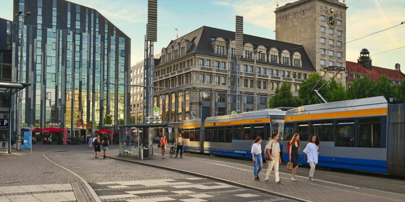 Eine Straßenbahn der Leipziger Verkehrsbetriebe am Augustusplatz.