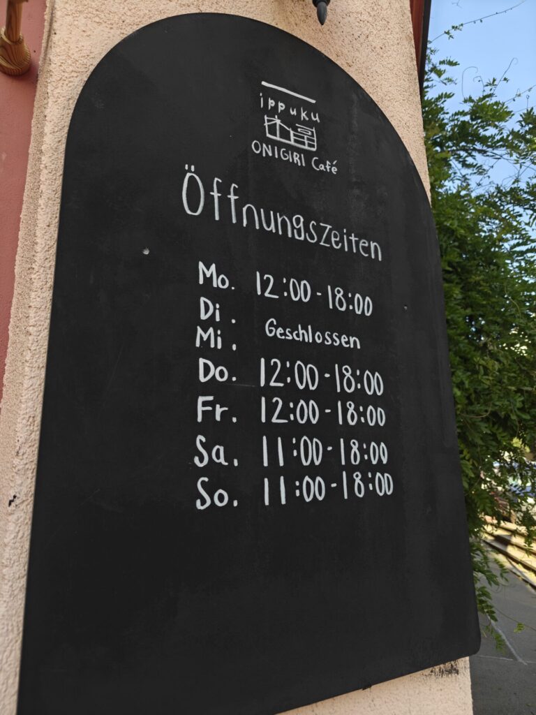 Die aktuellen Öffnungszeiten im Ippuku Onigiri Café in Leipzig.
