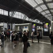 DB-Sicherheit blockiert Zugang zum Bahnsteig.