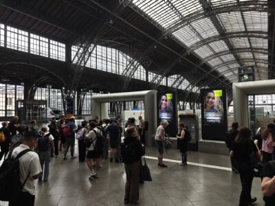 DB-Sicherheit blockiert Zugang zum Bahnsteig.