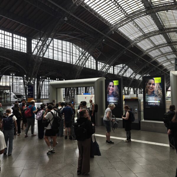 DB-Sicherheit blockiert Zugang zum Bahnsteig.